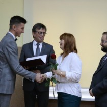 Powiększ zdjęcie Stypendyście gratuluje Członek Zarządu Powiatu Włoszczowskiego Małgorzata Gusta
