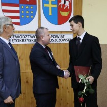 Powiększ zdjęcie Stypendyście gratuluje Wicestarosta Łukasz Karpiński