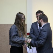 Powiększ zdjęcie Stypendystce gratuluje Członek Zarządu Powiatu Włoszczowskiego Rafał Pacanowski