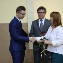 Powiększ zdjęcie Stypendyście gratuluje Członek Zarządu Powiatu Włoszczowskiego Małgorzata Gusta
