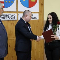 Powiększ zdjęcie Stypendystce gratuluje Wicestarosta Łukasz Karpiński
