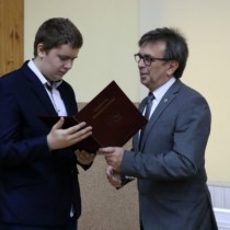 Powiększ zdjęcie Stypendyście gratuluje Starosta Włoszczowski Dariusz Czechowski