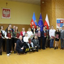 Powiększ zdjęcie Stypendyści z Zarządem Powiatu Włoszczowskiego, dyrektorami szkół i Wizytatorem Świętokrzyskiego Kuratorium Oświaty