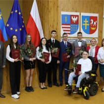 Powiększ zdjęcie Starosta Włoszczowski Dariusz Czechowski, stypendyści z ZS nr 3 we Włoszczowie, Wicedyrektor szkoły Mariola Koza i Członek Zarządu Powiatu Małgorzata Gusta