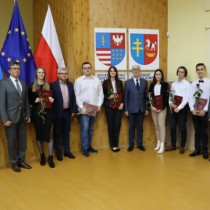Powiększ zdjęcie Stypendyści z ZS nr 2 we Włoszczowie z dyrektorem szkoły, starostą, członkiem zarządu, kierownikiem Wydziału Edukacji, Kultury i Spraw Obywatelskich Starostwa i wizytatorem Świętokrzyskiego Kuratorium Oświaty