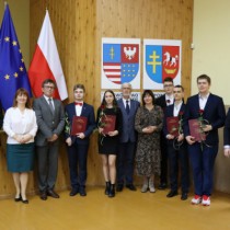 Powiększ zdjęcie Stypendyści z I LO we Włoszczowie z dyrektorem szkoły, Zarządem Powiatu, kierownikiem Wydziału Edukacji, Kultury i Spraw Obywatelskich Starostwa i wizytatorem Świętokrzyskiego Kuratorium Oświaty