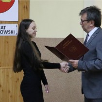 Powiększ zdjęcie Stypendystce gratuluje Starosta Włoszczowski Dariusz Czechowski