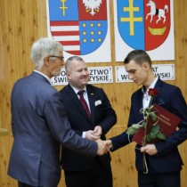 Powiększ zdjęcie Stypendyście gratuluje Wizytator Świętokrzyskiego Kuratorium Oświaty Sławomir Krzysztofik