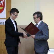 Powiększ zdjęcie Stypendyście gratuluje Starosta Włoszczowski Dariusz Czechowski