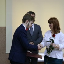 Powiększ zdjęcie Stypendyście gratuluje Członek Zarządu Powiatu Włoszczowskiego Małgorzata Gusta