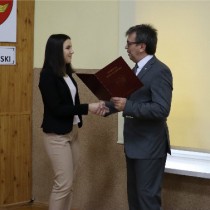 Powiększ zdjęcie Stypendystce gratuluje Starosta Włoszczowski Dariusz Czechowski