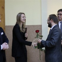 Powiększ zdjęcie Stypendystce gratuluje Członek Zarządu Powiatu Włoszczowskiego Rafał Pacanowski