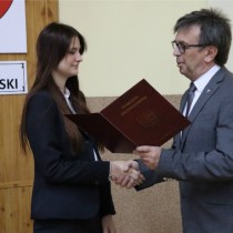 Powiększ zdjęcie Stypendystce gratuluje Starosta Włoszczowski Dariusz Czechowski