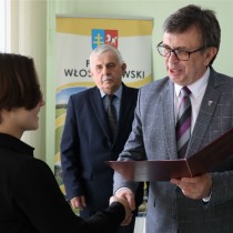 Powiększ zdjęcie Starosta%20Włoszczowski%20Dariusz%20Czechowski%20gratuluje%20stypendystce%20Aleksandrze%20Teklak