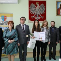 Powiększ zdjęcie Zarząd Powiatu Włoszczowskiego i Przewodniczący Rady Powiatu ze stypendystką Danielą Kocełuch i jej mamą