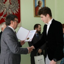 Powiększ zdjęcie Starosta Włoszczowski Dariusz Czechowski gratuluje stypendyście Igorowi Wójcikowi