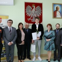 Powiększ zdjęcie Zarząd Powiatu Włoszczowskiego, Przewodniczący Rady Powiatu i Dyrektor I LO we Włoszczowie ze stypendystą Igorem Wójcikiem i jego tatą