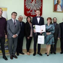 Powiększ zdjęcie Zarząd Powiatu Włoszczowskiego, Przewodniczący Rady Powiatu i Dyrektor I LO we Włoszczowie ze stypendystą Marcinem Kurzakiem i zawodnikiem Klubu Hetman Włoszczowa