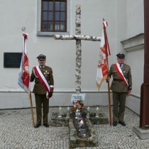 Powiększ zdjęcie Poczty%20sztandarowe%20przy%20symbolicznym%20grobie%20ks.%20Jerzego%20Popiełuszki%20na%20placu%20Kościoła%20Wniebowzięcia%20NMP%20we%20Włoszczowie%20