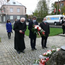 Powiększ zdjęcie Kwiaty składają od lewej: Proboszcz Ks. prał. Zygmunt Pawlik, Starosta Włoszczowski Dariusz Czechowski, Wicestarosta Łukasz Karpiński 