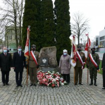 Powiększ zdjęcie Uczestnicy uroczystości pod pomnikiem upamiętniającym odzyskanie przez Polskę niepodległości na Placu Konstytucji 3-go Maja we Włoszczowie