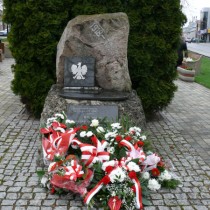Powiększ zdjęcie Pomnik upamiętniający odzyskanie przez Polskę niepodległości na Placu Konstytucji 3-go Maja we Włoszczowie