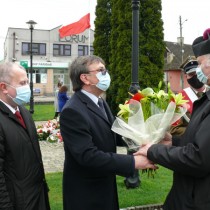 Powiększ zdjęcie Starosta Włoszczowski Dariusz Czechowski i Wicestarosta Łukasz Karpiński składają życzenia imieninowe dziekanowi dekanatu włoszczowskiego księdzu prałatowi Zygmuntowi Pawlikowi