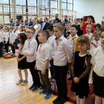 Powiększ zdjęcie Publiczność śpiewająca wspólnie z występującymi uczniami