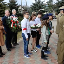 Powiększ zdjęcie Delegacje składają kwiaty przed tablicą upamiętniającą Partyzantów Oddziału AK, poległych w walce pod Olesznem w 1944 r.