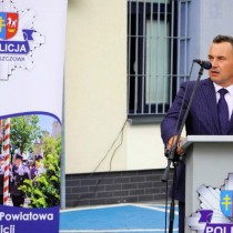 Powiększ zdjęcie W imieniu samorządowców ziemi włoszczowskiej życzenia policjantom składa Burmistrz Gminy Włoszczowa Grzegorz Dziubek