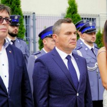 Powiększ zdjęcie Od lewej stoją: Starosta Włoszczowski Dariusz Czechowski, Burmistrz Gminy Włoszczowa Grzegorz Dziubek i dyrektor Biura Poselskiego Bartłomieja Dorywalskiego Emilia Borowska