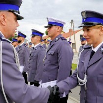 Powiększ zdjęcie Komendant Powiatowy Mariusz Przyborowski wręcza policjantom akty mianowania na wyższe stopnie służbowe