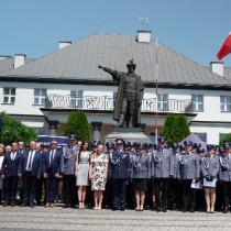 Powiększ zdjęcie Włoszczowscy policjanci z zaproszonymi gośćmi przed pomnikiem hetmana polnego koronnego Stefana Czarnieckiego w Czarncy