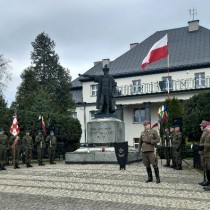 Powiększ zdjęcie Przemówienie%20dowódcy%20przed%20pomnikiem%20Hetmana%20Stefana%20Czarnieckiego%20w%20Czarncy