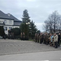 Powiększ zdjęcie Poczty sztandarowe i uczestnicy uroczystości