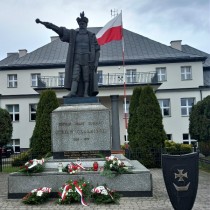 Powiększ zdjęcie Pomnik Hetmana Stefana Czarnieckiego przed Szkołą Podstawową w Czarncy