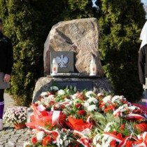 Powiększ zdjęcie Pod%20Pomnikiem%20Niepodległości%20wartę%20honorową%20pełnili%20harcerze%20z%20Hufca%20Szczekocińsko-Włoszczowskiego