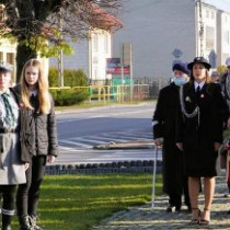 Powiększ zdjęcie Delegacje składające kwiaty pod pomnikiem