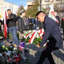 Powiększ zdjęcie Poseł Bartłomiej Dorywalski składa kwiaty pod pomnikiem