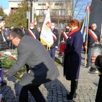 Powiększ zdjęcie Delegacja Powiatu Włoszczowskiego składa kwiaty pod pomnikiem