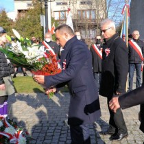 Powiększ zdjęcie Delegacja Gminy Włoszczowa składa kwiaty pod pomnikiem
