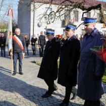 Powiększ zdjęcie Delegacja Komendy Powiatowej Policji i Komendy Powiatowej PSP we Włoszczowie składa kwiaty pod pomnikiem