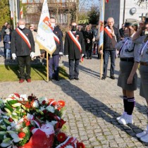 Powiększ zdjęcie Delegacja z Hufca Szczekocińsko-Włoszczowskiego złożyła kwiaty pod pomnikiem