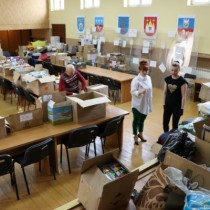 Powiększ zdjęcie Magazyn na dary dla Ukrainy zorganizowany w sali konferencyjnej Starostwa Powiatowego we Włoszczowie