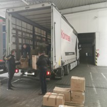Powiększ zdjęcie Rozładunek darów dla Ukrainy w Magazynie Caritas w Kielcach