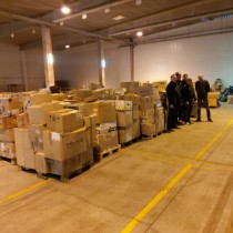 Powiększ zdjęcie Rozładowane dary dla Ukrainy od mieszkańców powiatu włoszczowskiego w Magazynie Caritas w Kielcach