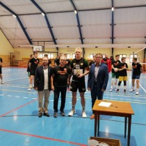 Powiększ zdjęcie Starosta Włoszczowski Dariusz Czechowski, Członek Zarządu Powiatu Rafał Pacanowski i Łukasz Michalski z przedstawicielem jednej z drużyn biorących udział w turnieju