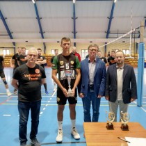 Powiększ zdjęcie Starosta Włoszczowski Dariusz Czechowski, Członek Zarządu Powiatu Rafał Pacanowski i Łukasz Michalski z przedstawicielem jednej z drużyn biorących udział w turnieju