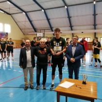 Powiększ zdjęcie Starosta Włoszczowski Dariusz Czechowski, Członek Zarządu Powiatu Rafał Pacanowski i Łukasz Michalski z przedstawicielem jednej z drużyn biorących udział w turnieju