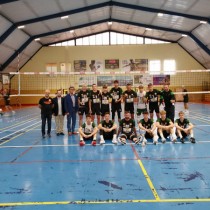 Powiększ zdjęcie Starosta Włoszczowski Dariusz Czechowski, Członek Zarządu Powiatu Rafał Pacanowski i Łukasz Michalski z jedną z drużyn biorących udział w turnieju